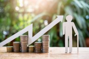 如何知曉基金分類中的A類C類區(qū)別？A類C類在投資選擇上有何不同？
