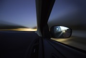 如何區(qū)分前后霧燈以確保行車安全？這種區(qū)分對夜間駕駛有何影響？