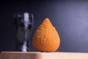 夢(mèng)到吃爆米花，寓意與解讀，夢(mèng)到吃爆米花的寓意與解讀