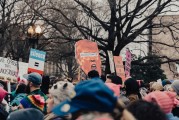 勢均力敵！最新民調(diào)：哈里斯對特朗普的領(lǐng)先優(yōu)勢縮小