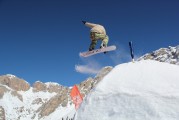 一場(chǎng)在雪地里舉行的冰上運(yùn)動(dòng)會(huì)，雪地里的冰雪英雄賽，一次精彩絕倫的冰上運(yùn)動(dòng)盛會(huì)