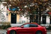 如何安全更換汽車爆胎？這種操作對應急處理有何重要性？