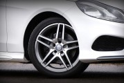 輪胎的直徑是多少？這種規(guī)格對(duì)車輛性能有何影響？