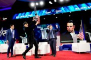 阿根廷總統(tǒng)米萊贈送馬斯克電鋸：對付官僚主義就用它！
