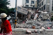 “相當(dāng)于約一千顆原子彈”！強(qiáng)震后的緬甸曼德勒40℃高溫，中國翡翠商人擠在后備廂緊急逃難