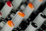 美股異動 | 騰訊音樂(TME.US)漲逾3% 機(jī)構(gòu)：行業(yè)有望通過版權(quán)拓展實現(xiàn)流量與付費雙增長