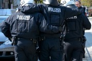 緊急警情通報，市區(qū)發(fā)生系列盜竊案，警方全力追捕嫌疑人，市區(qū)盜竊案頻發(fā)，警方全速追捕在逃嫌疑人