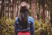 女人夢到頭發(fā)掉了好多，解析夢境與心理暗示，女人夢到頭發(fā)大量掉落的心理暗示與解析