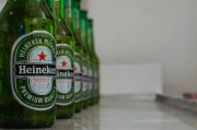 飛天茅臺(tái)散瓶跌破2300還沒(méi)止跌，原箱2365元，茅臺(tái)先穩(wěn)股價(jià)超30億元首次回購(gòu)