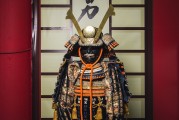 鎧甲勇士，自由戰(zhàn)神是一款由日本萬代南夢宮公司研發(fā)并發(fā)行的動作冒險類手游。在游戲中，玩家將扮演鎧甲勇士，在多元化的關(guān)卡中擊敗各種強大的敵人，并收集和培養(yǎng)角色的裝備、技能等元素，提升自己的戰(zhàn)斗力。，鎧甲勇士，自由戰(zhàn)神