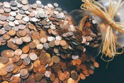 如何在市場波動中理解黃金和白銀的價值變動？這些變動背后的經(jīng)濟因素有哪些？