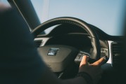 如何安全拆卸邁銳寶車型的手套箱？這種拆卸對車輛內(nèi)部安全有何影響？