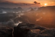 免費(fèi)下載恐龍游戲，你的冒險(xiǎn)旅程從此開始，發(fā)掘失落的王國，海量恐龍游戲等待你下載！