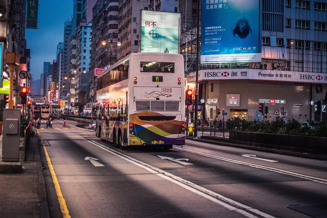 【美股】納指收跌4%創(chuàng)2022年9月以來最大跌幅，特斯拉重挫15%距高點(diǎn)已腰斬