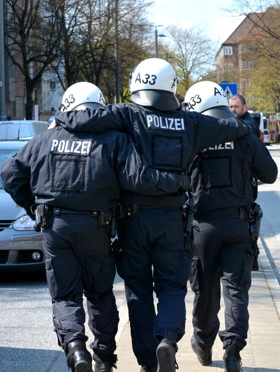 緊急警情通報，市區(qū)發(fā)生系列盜竊案，警方全力追捕嫌疑人