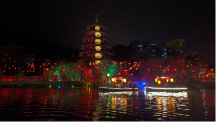 水上苗鄉(xiāng)數(shù)字夜游，光峰科技以崖壁為幕打造光影世界
