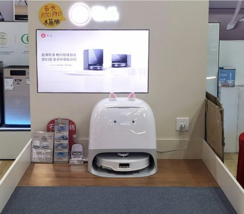 年輕人追捧“電子年貨”！掃地機(jī)器人熱銷，科技感與煙火氣交融｜新春走基層