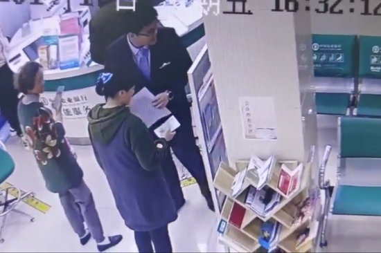 讓農(nóng)行員工不下班也要等的人，究竟是……