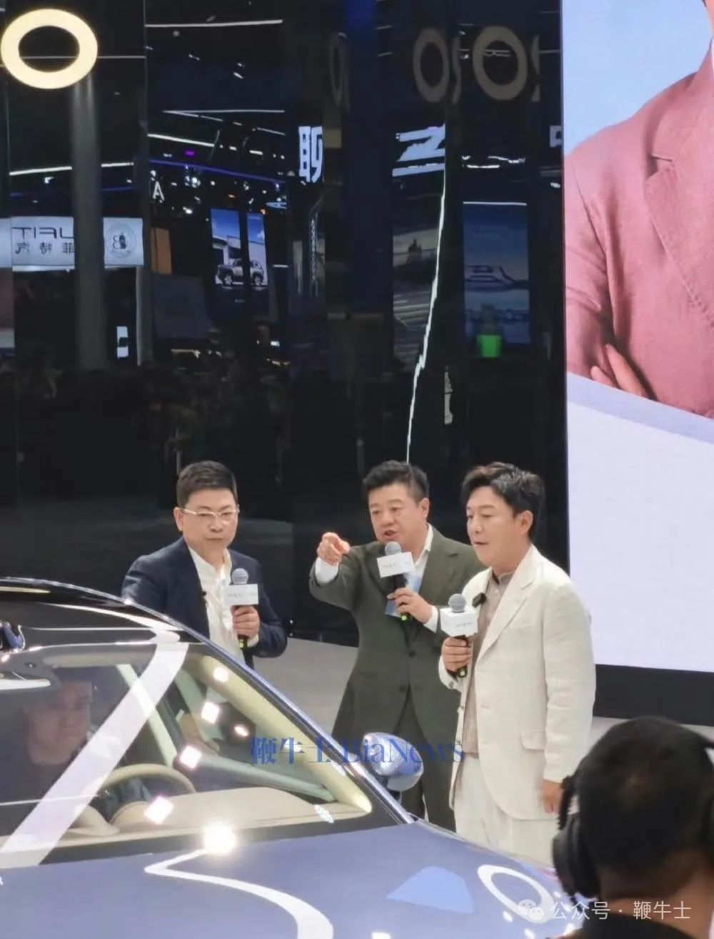 上海車展「車模」盤點：小鵬機器人吸睛，比亞迪派出悟空