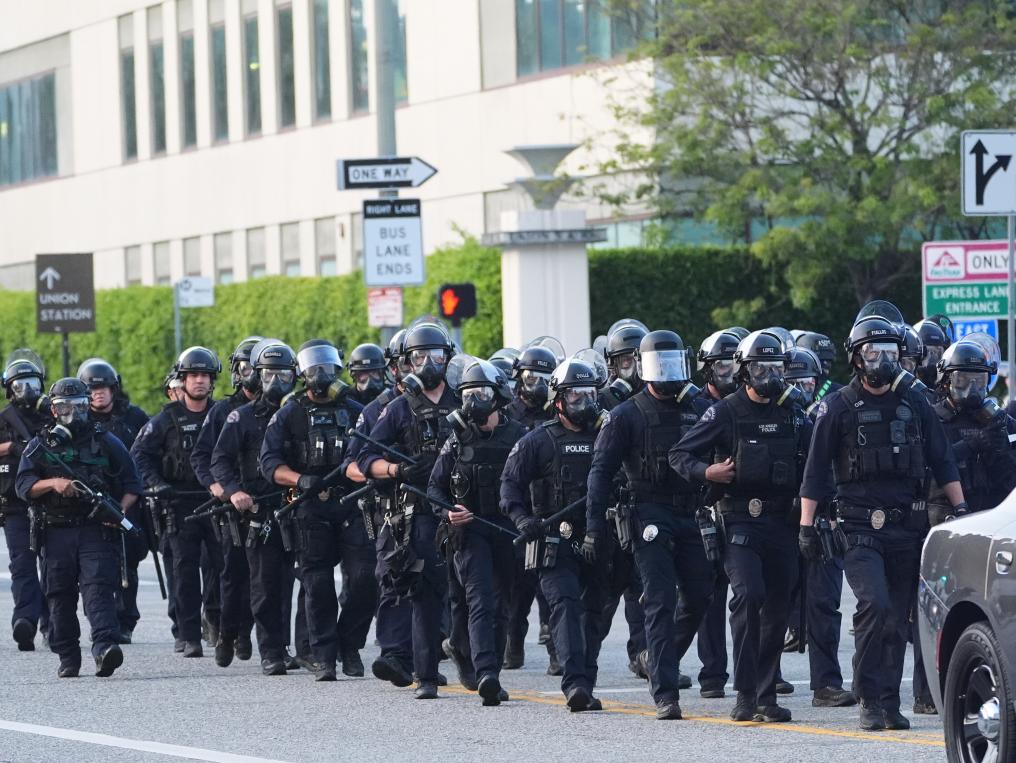 洛杉磯亂了！特朗普下令部署國(guó)民警衛(wèi)隊(duì) 防長(zhǎng)稱或出動(dòng)軍隊(duì)