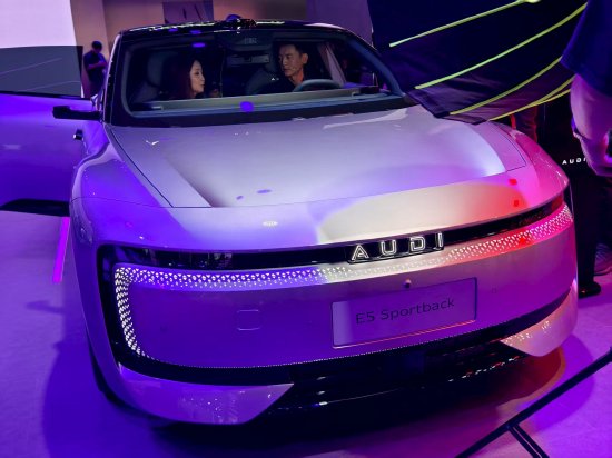 直擊車展|上汽奧迪AUDI亮相成都車展，此前被一汽奧迪嘲諷“四環(huán)相扣才是奧迪”